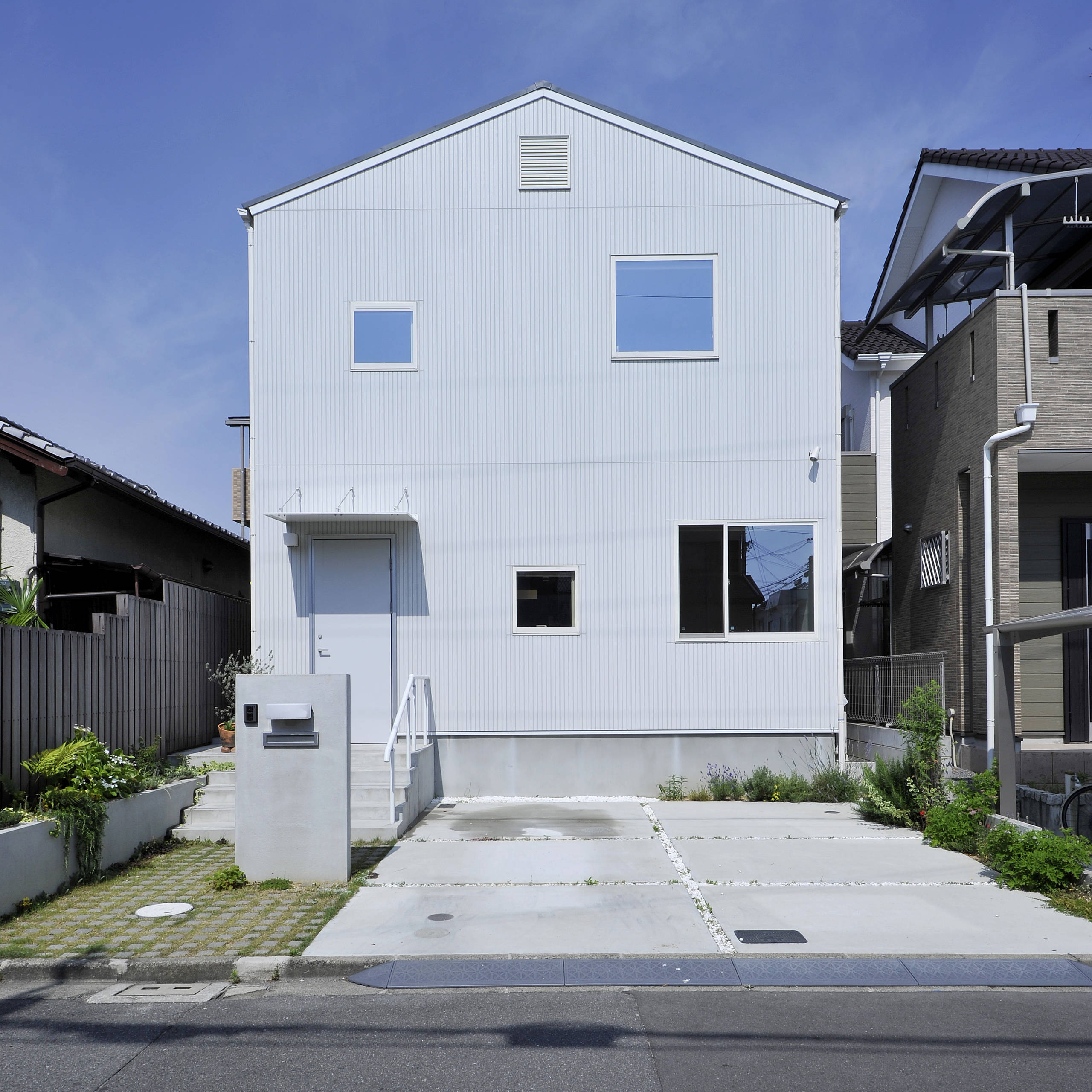 三角屋根と四角い窓が可愛いファサード Scandinavian Exterior Other By 株式会社タイコーアーキテクト Houzz