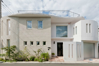 中庭のある白い住まい Asian House Exterior Tokyo By 株式会社山川設計 Houzz Uk