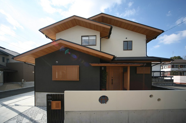 丸太梁のある回廊式現代和風の家 Japonais Facade Autres Perimetres Houzz