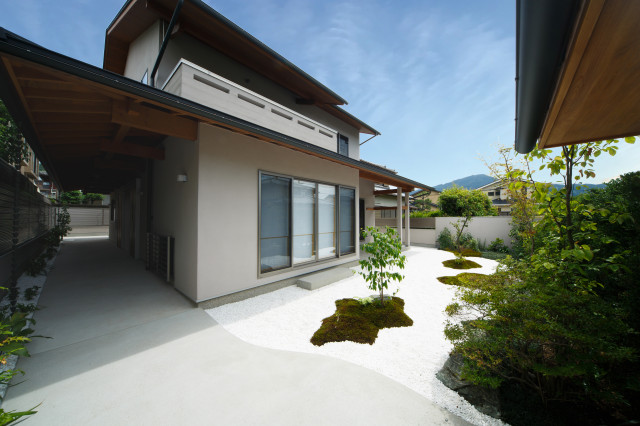 二世帯四世代の家 玄関アプローチと前庭 Japonais Facade Kyoto Par Nestdesign 杉本考次 Houzz