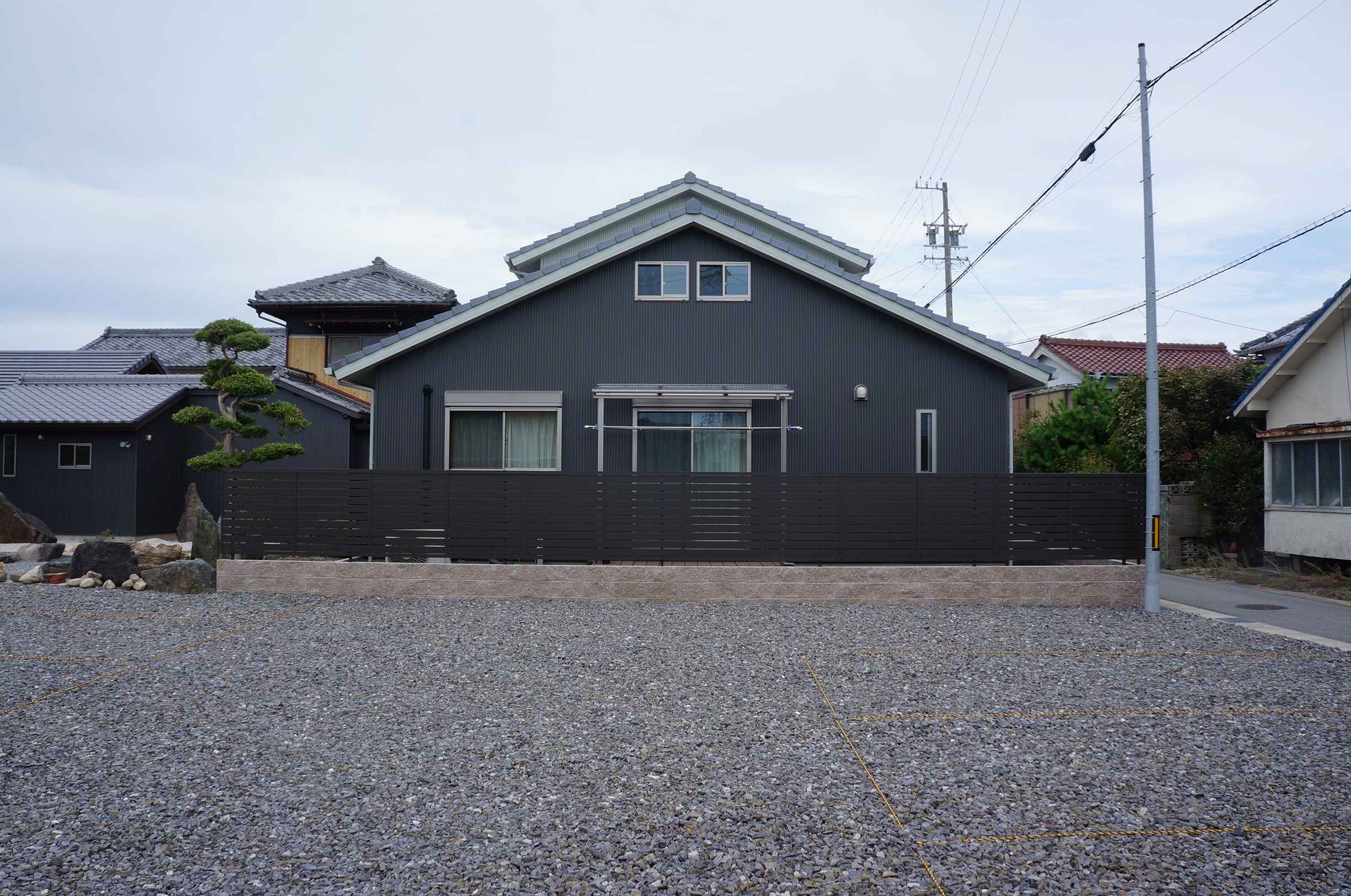 切妻屋根と目隠しフェンス Japanese Exterior Nagoya By 牧 建築工房 Houzz