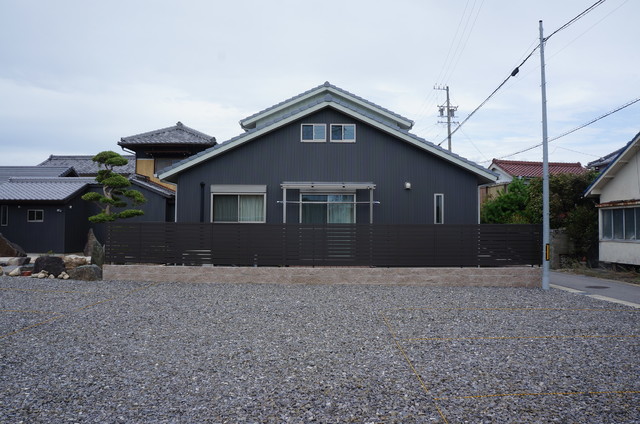 切妻屋根と目隠しフェンス 和室 和風 家の外観 名古屋 牧 建築工房 Houzz ハウズ