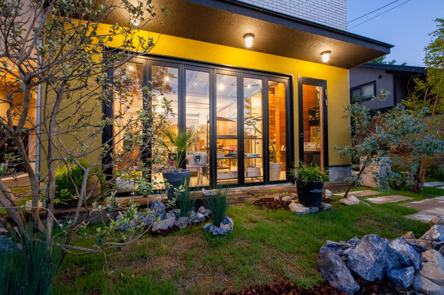 別荘地に建つ店舗併用住宅の外構植栽ランドスケープデザイン モダン 家の外観 他の地域 Color Label Design Office 殿村明彦 Houzz ハウズ