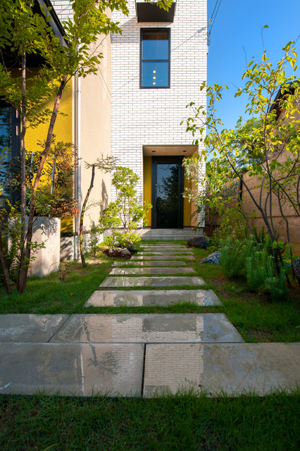 別荘地に建つ店舗併用住宅の外構植栽ランドスケープデザイン Modernizm Fasad Doma Drugoe Ot Eksperta Color Label Design Office 殿村明彦 Houzz Rossiya