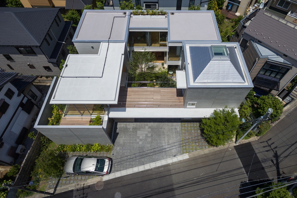 北側俯瞰 都内の静寂な住宅街のt字路の突き当たりに建つ2世帯住宅 ２世帯は上下に分けられ 住居の機能が4つのキューブに組み込まれている 上下に分けられた2世帯を Modern Exterior Tokyo By Ken Yokogawa Architect Associates Inc Houzz