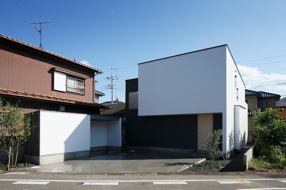 北側外観 左は倉庫 ２fを張り出した下部に玄関 Modern Exterior Other By 株式会社神成建築計画事務所 Houzz
