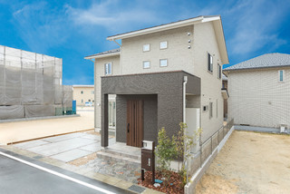 北側玄関 北向敷地を最大限に活かし 子育てママの視点で間取りを工夫した 明るく開放的な南向きリビングの家 Modern Exterior Other By 共和木材工業株式会社 Houzz 北側玄関 北向敷地を最大限に活かし 子育てママの視点で間取りを工夫した 明るく開放的な南向きリビングの家 Modern Exterior Other By 共和木材工業株式会社 Houzz