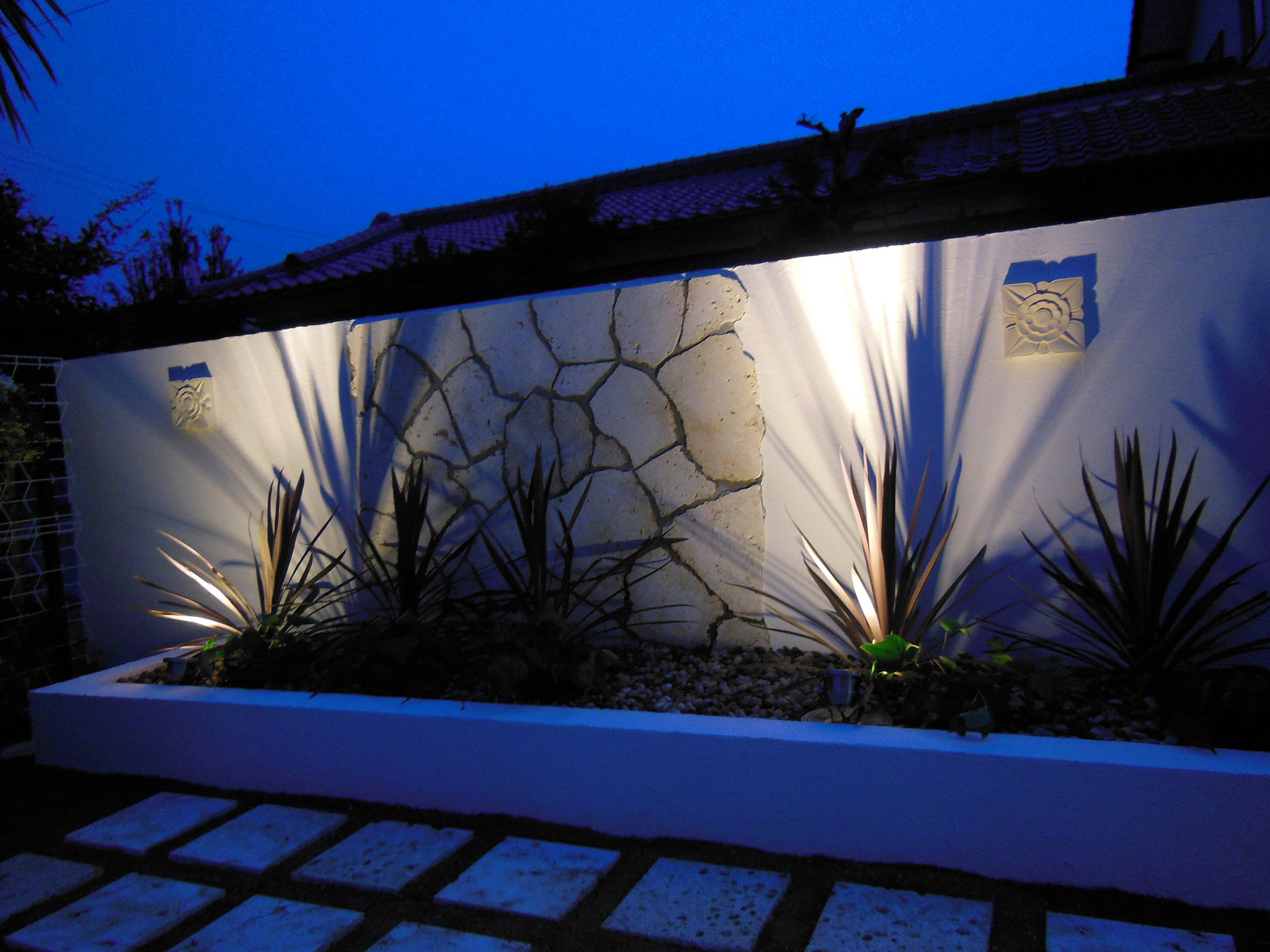 南国リゾート風なナイトガーデン Draw Garden 北陸園芸 石川県ｍ様邸 Asian Exterior Tokyo Suburbs By Proの庭照明 ライティングマイスター Houzz