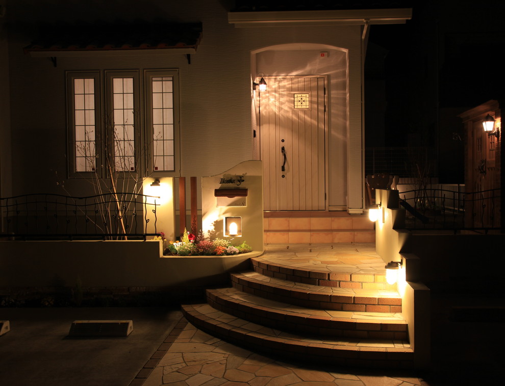 南欧風のエントランスライティング 有 ソーケンサービス 静岡県 個人邸 アジアン 家の外観 東京都下 Proの庭照明 ライティングマイスター Houzz ハウズ