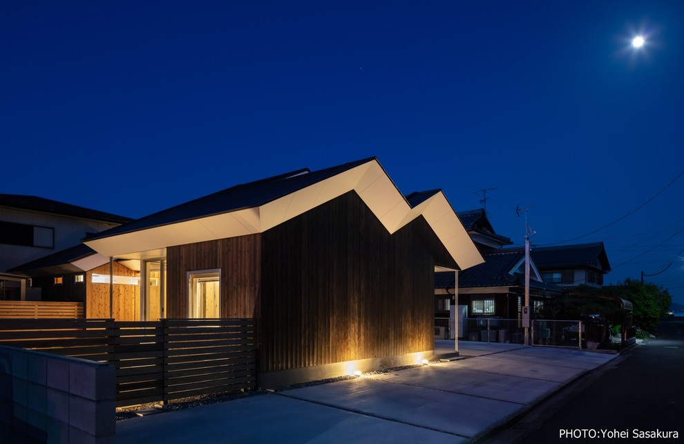 古い街並みにも調和する 新鮮でモダンな切妻の家 Japanese Exterior Other By だいかねの家 Houzz