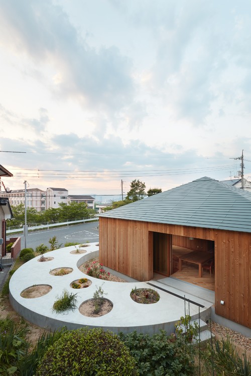 Houzzツアー 独創的な円形の土間で人と自然をつなぐ 小さな平屋の住まい Houzz ハウズ