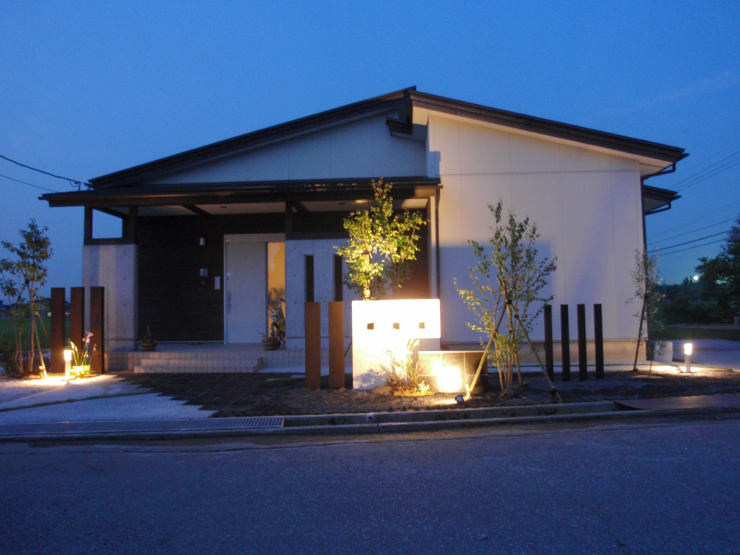 和風モダンのアプローチ エクステリア ガーデン zat 富山県y様邸 Asian Exterior Tokyo Suburbs By Proの庭照明 ライティングマイスター Houzz 和風モダンのアプローチ エクステリア ガーデン zat 富山県y様邸 Asian Exterior Tokyo Suburbs By Proの庭照明 ライティングマイスター Houzz