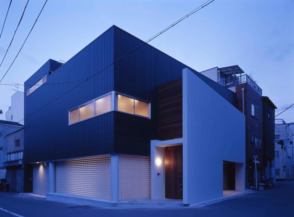 喧噪に包まれた町の静かな家 Modern Exterior Osaka By アンダーコンストラクション Houzz