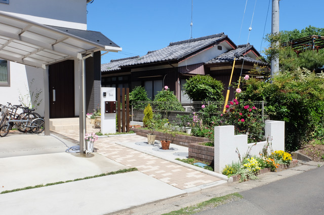 四季のお花と緑を楽しむ バラのアプローチと雑木林風のお庭 カントリー 家の外観 他の地域 ビズガーデニング株式会社 Houzz ハウズ