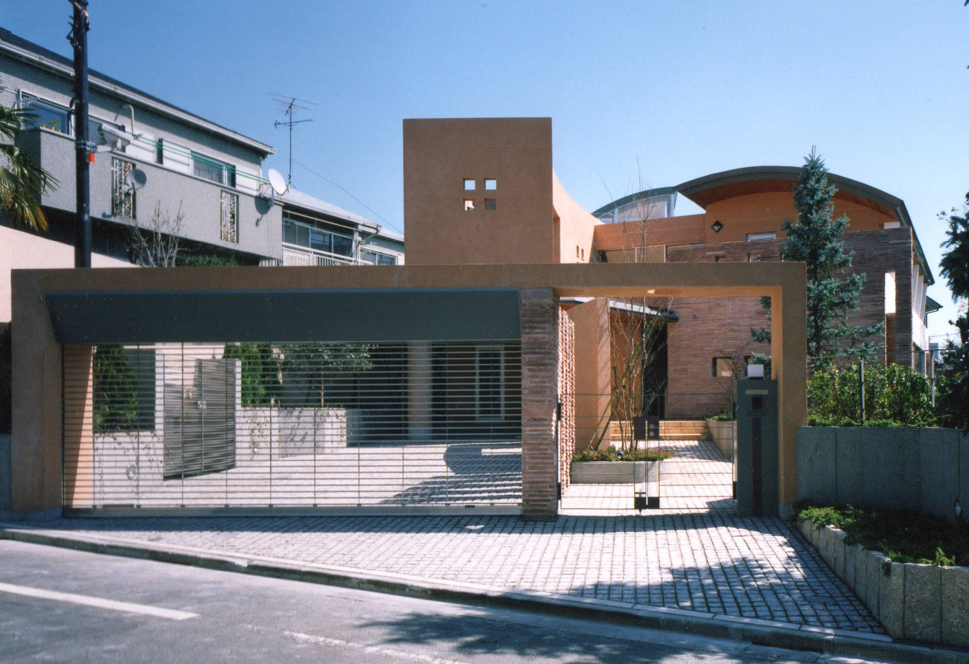 地中海をイメージするリゾートホテル風大型住宅 Mediterranean Exterior Other By 豊田空間デザイン室 一級建築士事務所 Houzz