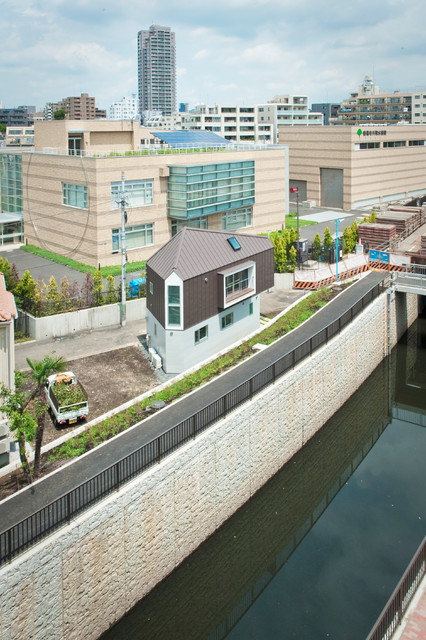 Houzzツアー 川に寄り添うように立つ 風景とつながる小さな家 Houzz ハウズ
