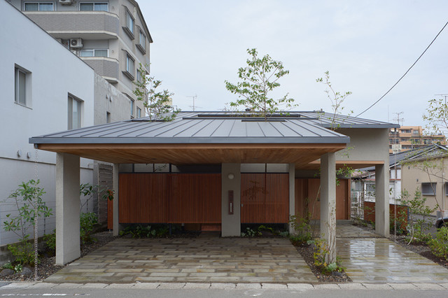 外観正面 片流れの大きな屋根の間に中庭の高木が顔を出す Asiatico Fachada Otras Zonas De High Quality Build Houzz