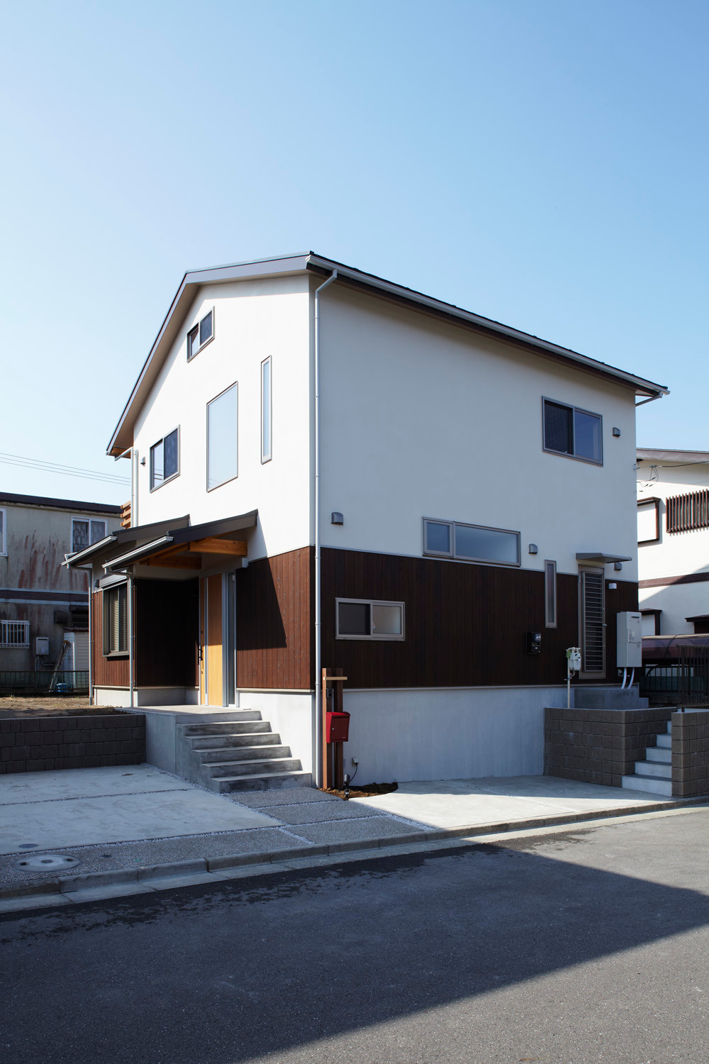 外観 切妻屋根のシンプルな形状 大きな玄関庇と焼杉荒磨き羽目板で和の印象 Japanese Exterior Other By 株式会社 ハマ建設 Houzz