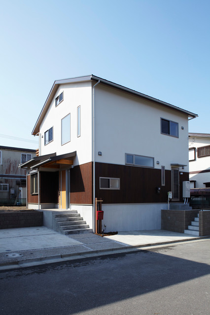 外観 切妻屋根のシンプルな形状 大きな玄関庇と焼杉荒磨き羽目板で和の印象 Japonais Facade Autres Perimetres Par 株式会社 ハマ建設 Houzz