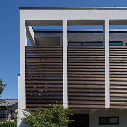 外部からの視線を遮るバルコニーのルーバーは 上にいくにつれて間隔を微妙に広くしている プライバシーを守りつつも 十分な光の量を取り入れられるように計算されている Modern Exterior Tokyo Suburbs By High Quality Build Houzz