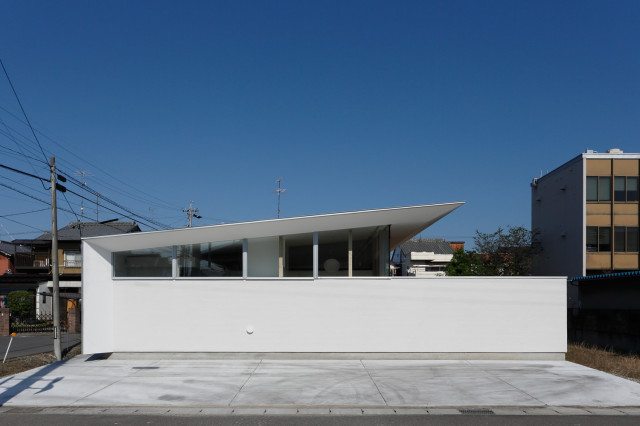 大屋根の平屋 Modern Exterior Osaka By 平岡建築デザイン Houzz