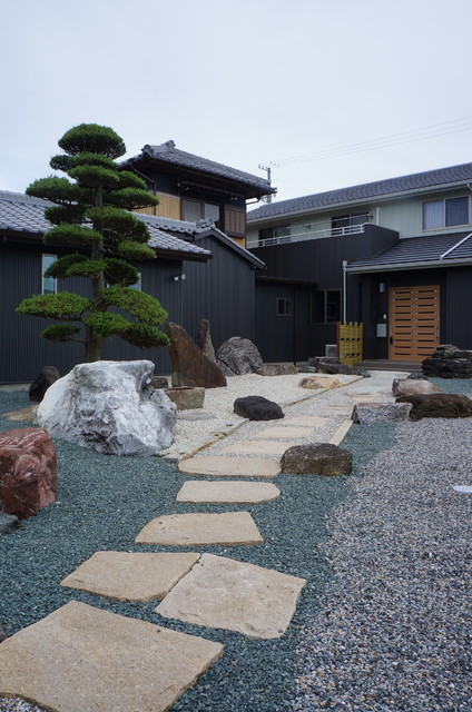 天然石敷きの玄関アプローチ Japonais Facade Nagoya Par 牧 建築工房 Houzz 天然石敷きの玄関アプローチ Japonais Facade Nagoya Par 牧 建築工房 Houzz