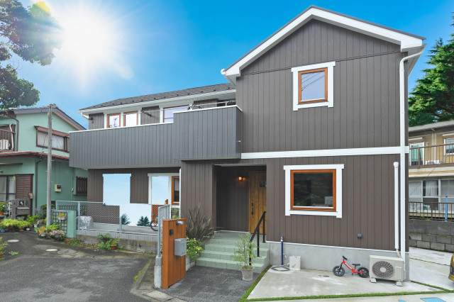 奥深い色味の木目調を全面に貼った北欧風の外観 Scandinavian House Exterior Other By 株式会社コグマホーム Houzz Ie