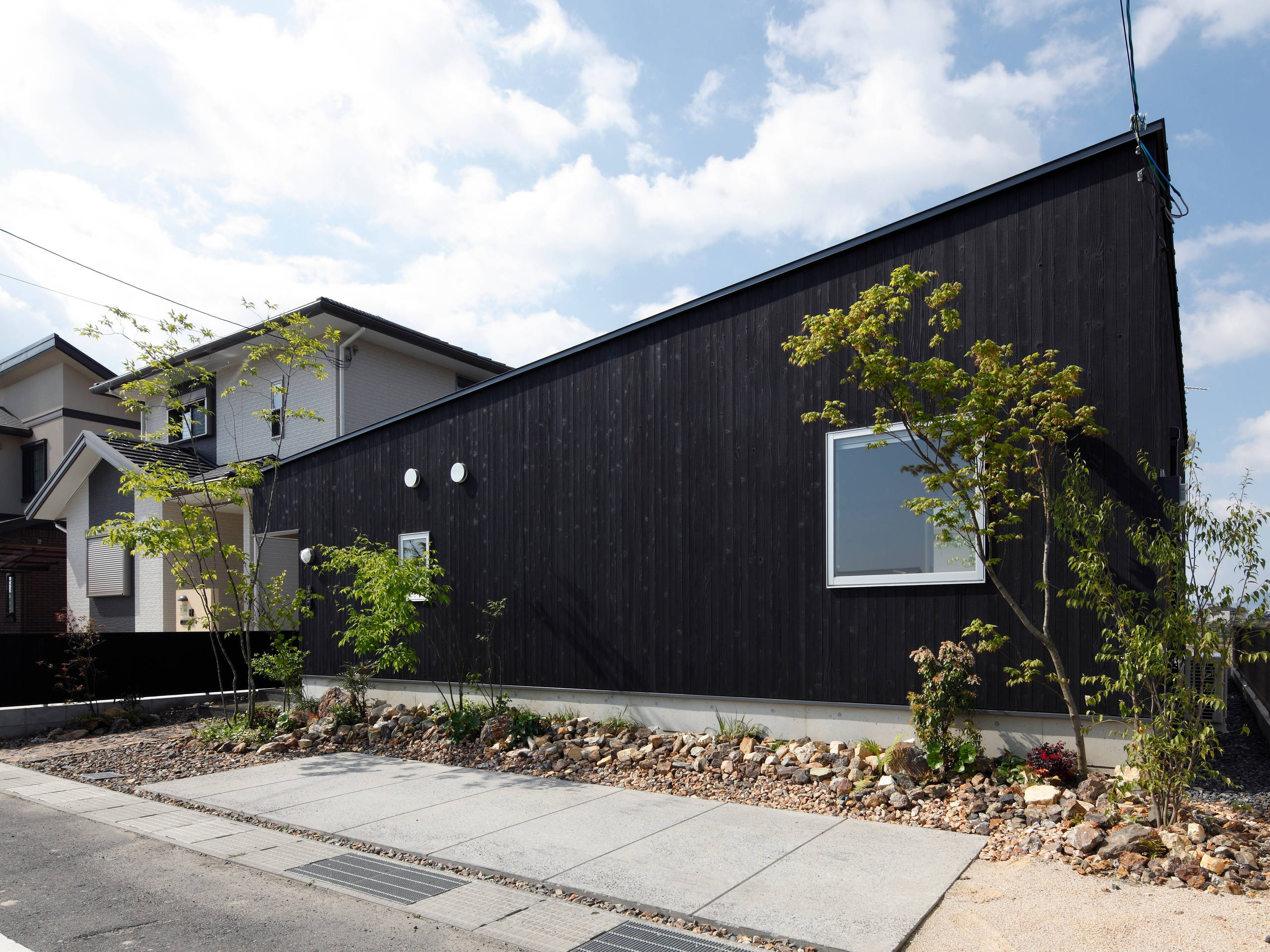 小幅の焼き杉板を貼った外観 Asian Exterior Other By 樋口章建築アトリエ Houzz