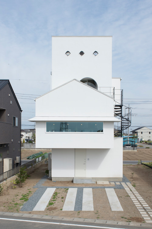 正方形の層を積み木遊びのように重ねた 建築家夫妻の 白い塔の家 Houzz ハウズ