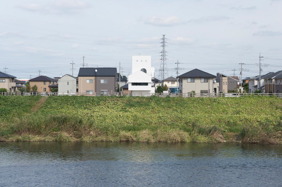 川のほとりに立つ白い塔の家 Moderne Facade Autres Perimetres Par 下田設計 Houzz