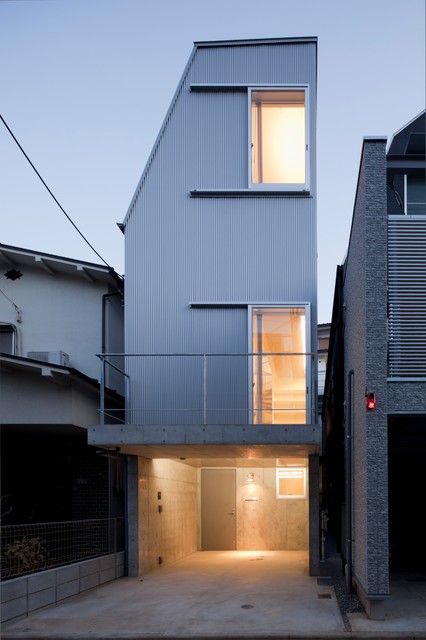 幅が狭い狭小地での駐車場を伴う３階建ての住宅 Modern Exterior Tokyo By 角倉剛建築設計事務所 Houzz