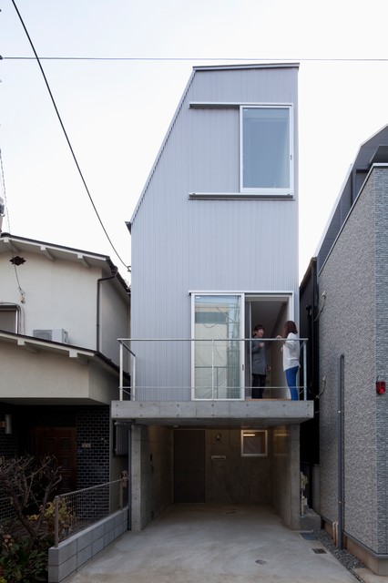 幅が狭い狭小地での駐車場を伴う３階建ての住宅 Moderne Facade Tokyo Par 角倉剛建築設計事務所 Houzz