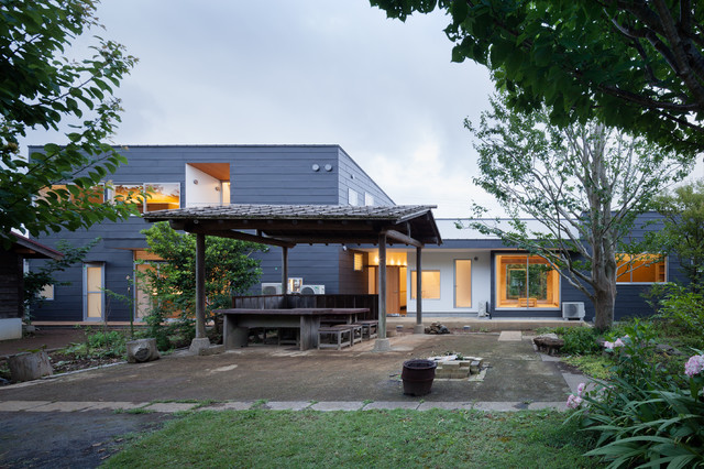 平屋と二階建てが土間で繋がる二世帯住宅 Modern Exterior Other By 角倉剛建築設計事務所 Houzz