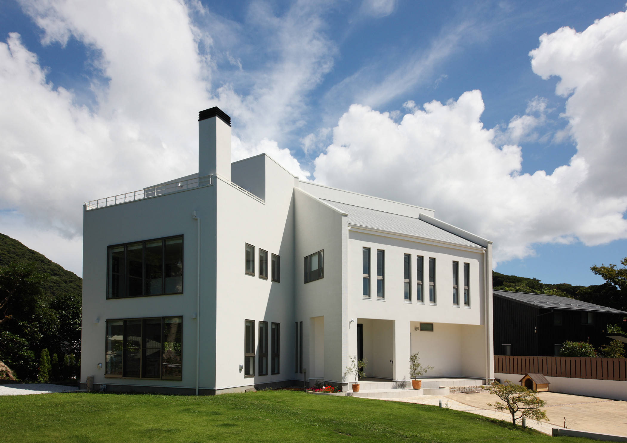 広大な敷地に佇むホワイトハウス Mediterranean Exterior Other By 株式会社ハウゼ Houzz