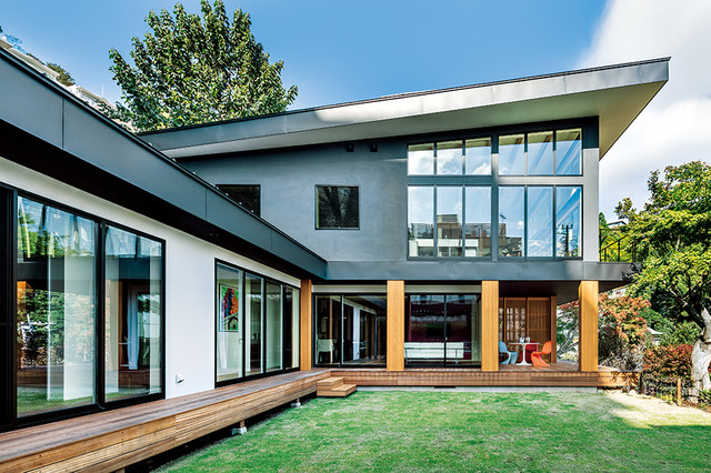 広大な敷地を生かしたl字型 開口はすべて海側の東向きで 日中は常に明るい Moderne Facade Autres Perimetres Par High Quality Build Houzz