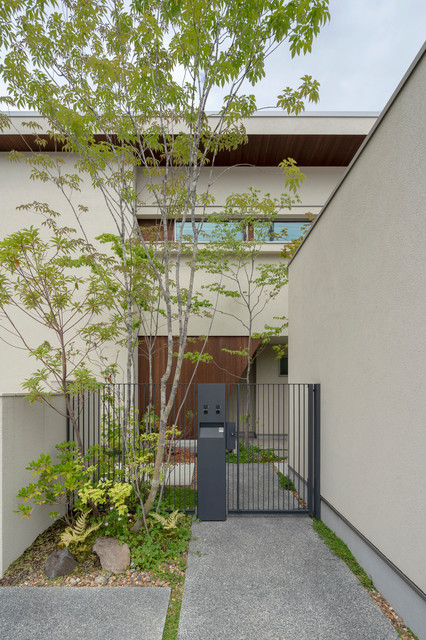 庭の植栽がお出迎え 緑溢れる玄関アプローチ Moderne Facade Par 株式会社タイコーアーキテクト Houzz