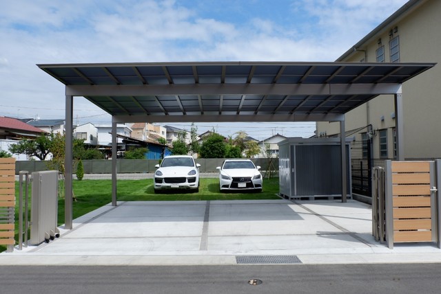 愛犬のための広い芝庭と駐車場 Contemporary House Exterior Other By 富士西麓ガーデン Houzz Uk