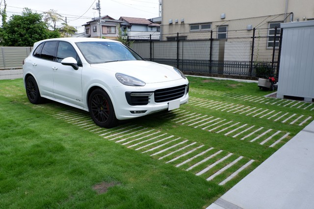 愛犬のための広い芝庭と駐車場 Landstil Hus Facade Andre Af 富士西麓ガーデン Houzz