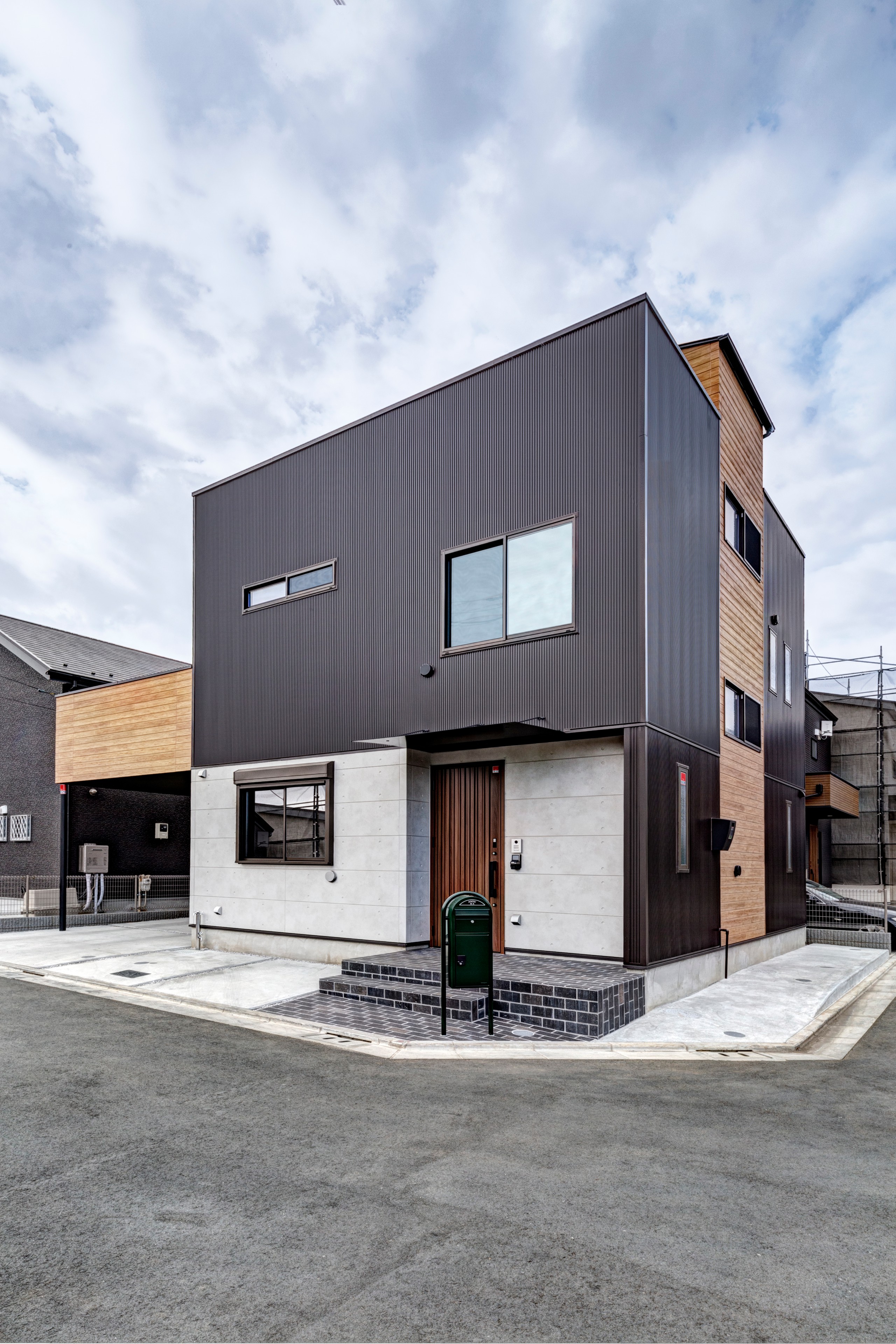 おしゃれなモダンスタイルの家の外観の画像 21年10月 Houzz ハウズ