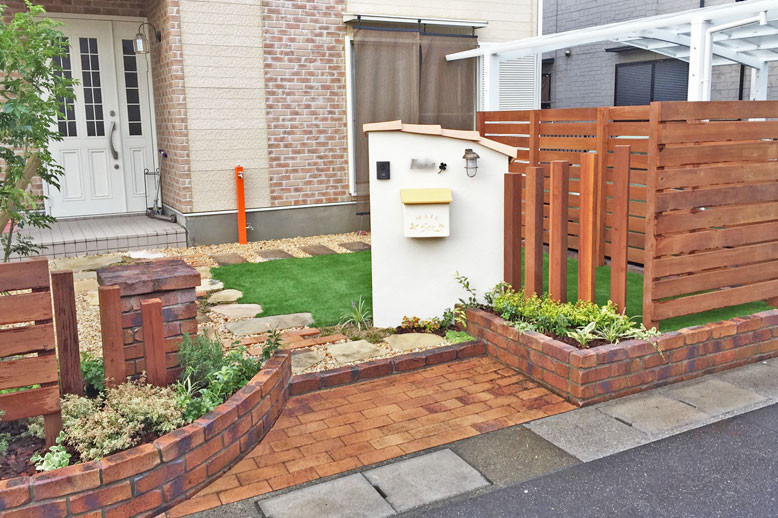 既存のレンガを活かし 南欧風門柱とウッドフェンスでエクステリアをリニューアル Mediterranean Exterior Other By 匠ガーデン Houzz