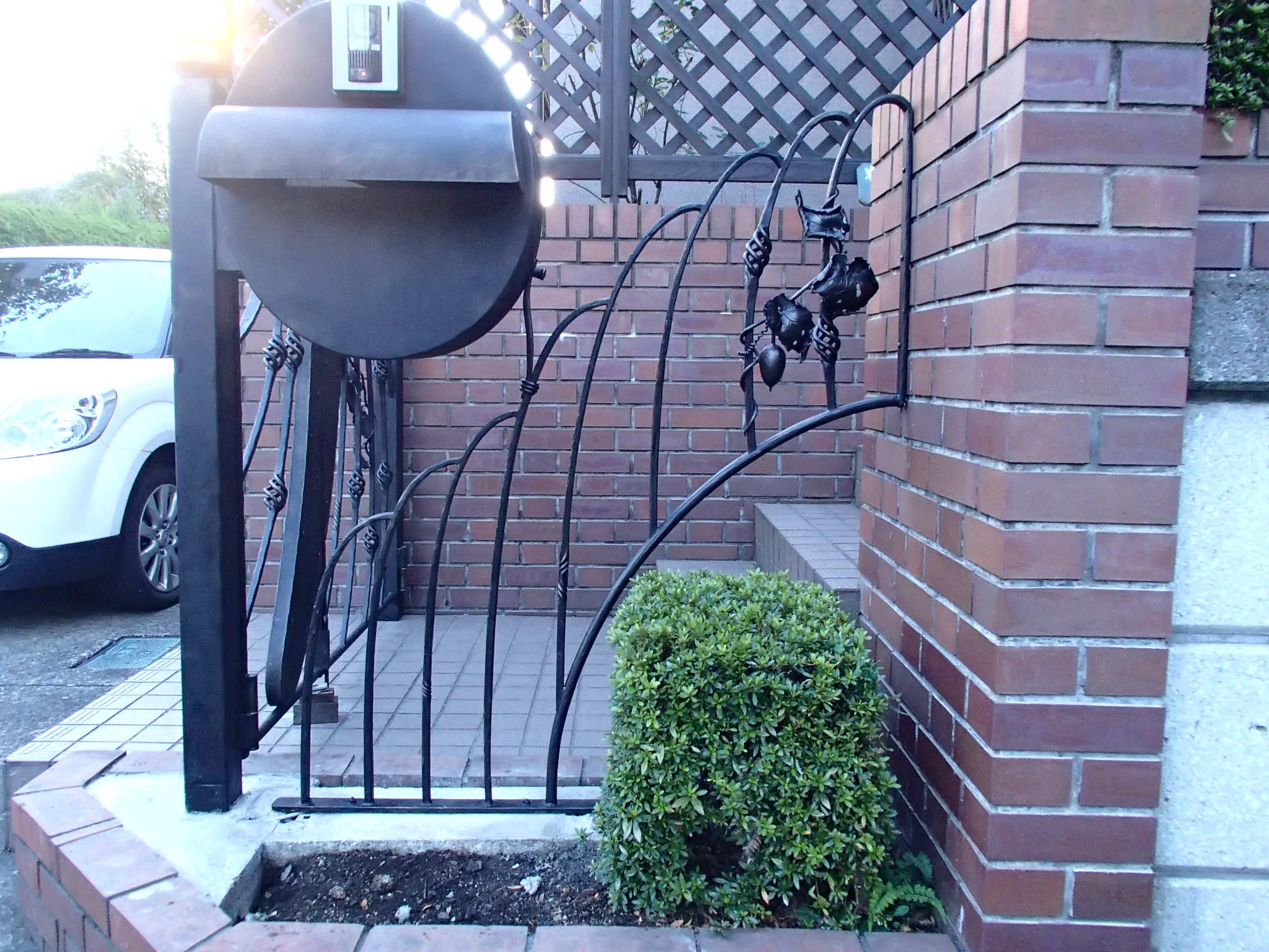 既存の玄関アプローチに門扉 フェンス ポストなどを Transitional Exterior Other By Page One Houzz