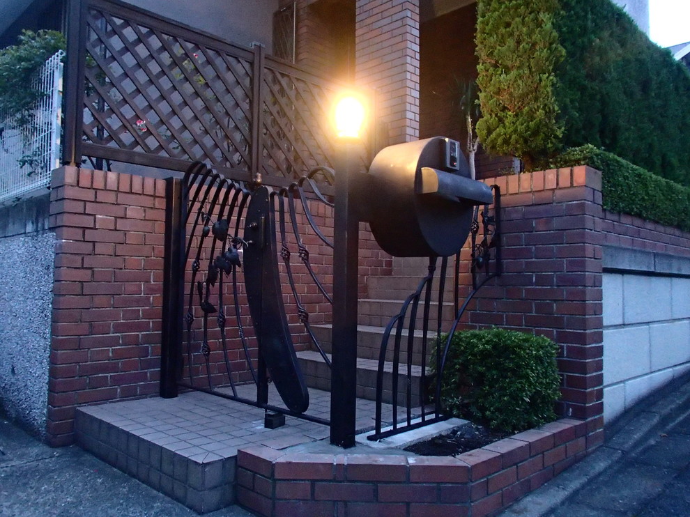 既存の玄関アプローチに門扉 フェンス ポストなどを Transitional Exterior Other By Page One Houzz