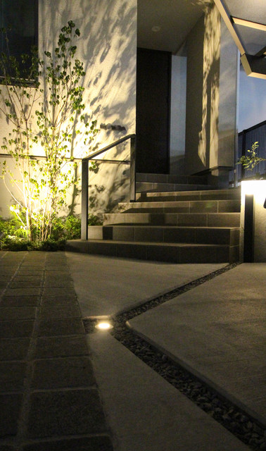木影のシンプルエクステリア 三栄造園株式会社 世田谷エクステリアルーム 東京都ｈ様邸 Asiatique Facade Autres Perimetres Par Proの庭照明 ライティングマイスター Houzz