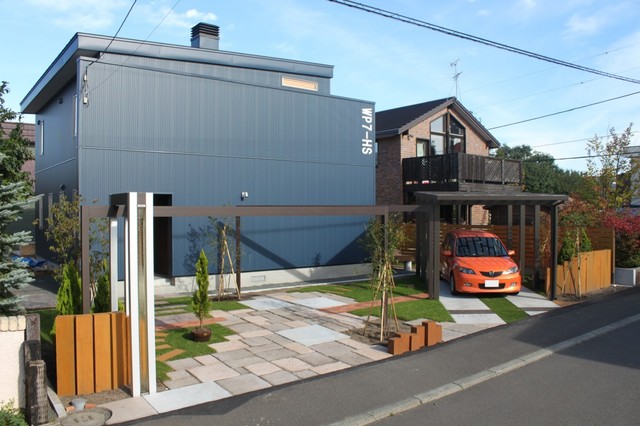 札幌市 白石区 ブルー オレンジ おもちゃラインのフロントガーデン Modern House Exterior Sapporo By 株式会社 六光園 Garden Life ｶﾞｰﾃﾞﾝﾗｲﾌ Houzz Ie