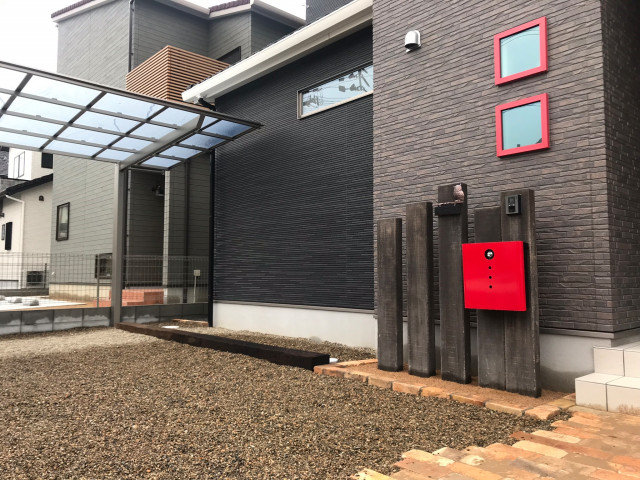 枕木風の門柱に赤いポストが印象的な外構 Moderne Facade Autres Perimetres Par Garden Studio庭楽館 Houzz