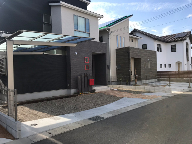 枕木風の門柱に赤いポストが印象的な外構 Moderne Facade Autres Perimetres Par Garden Studio庭楽館 Houzz