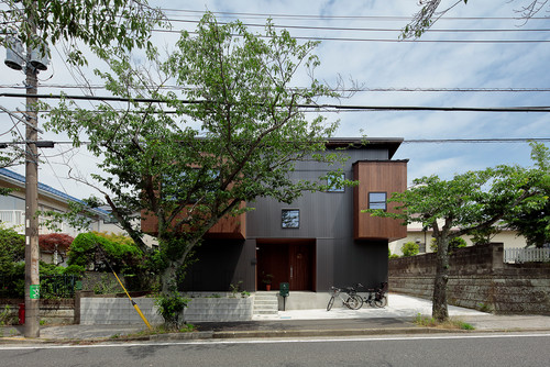 桜の眺めを取り込む 趣のあるレトロモダンな家 Houzz ハウズ