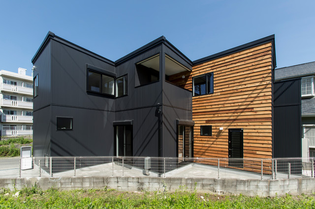 桜並木を楽しむ三角地の家 Moderno Fachada Otras Zonas De アンダーコンストラクション Houzz