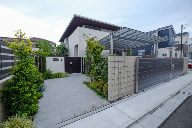 植栽豊富なエントランスと大型ウッドデッキのあるエクステリア Modern House Exterior Tokyo By 有限会社庭樹園 グリーンテラス Houzz Ie