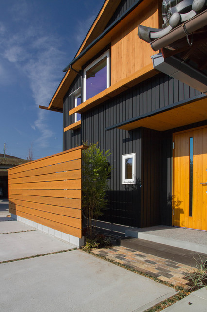 母屋の隣に建てた大きな片流れ屋根が特徴の木の家 Modern House Exterior Other By 平野住建 Houzz Uk